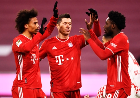 Bayern dominuje v skupine E