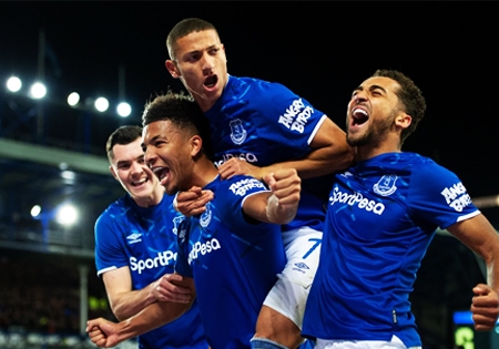 Everton si bude chcieť vyšliapnuť na mestského rivala