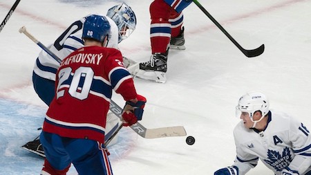 NHL - súboj Slafkovského proti Crosbymu