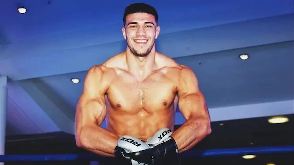 Ani Tommy Fury zatiaľ neprehral