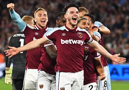 West Ham je stále v hre o postup